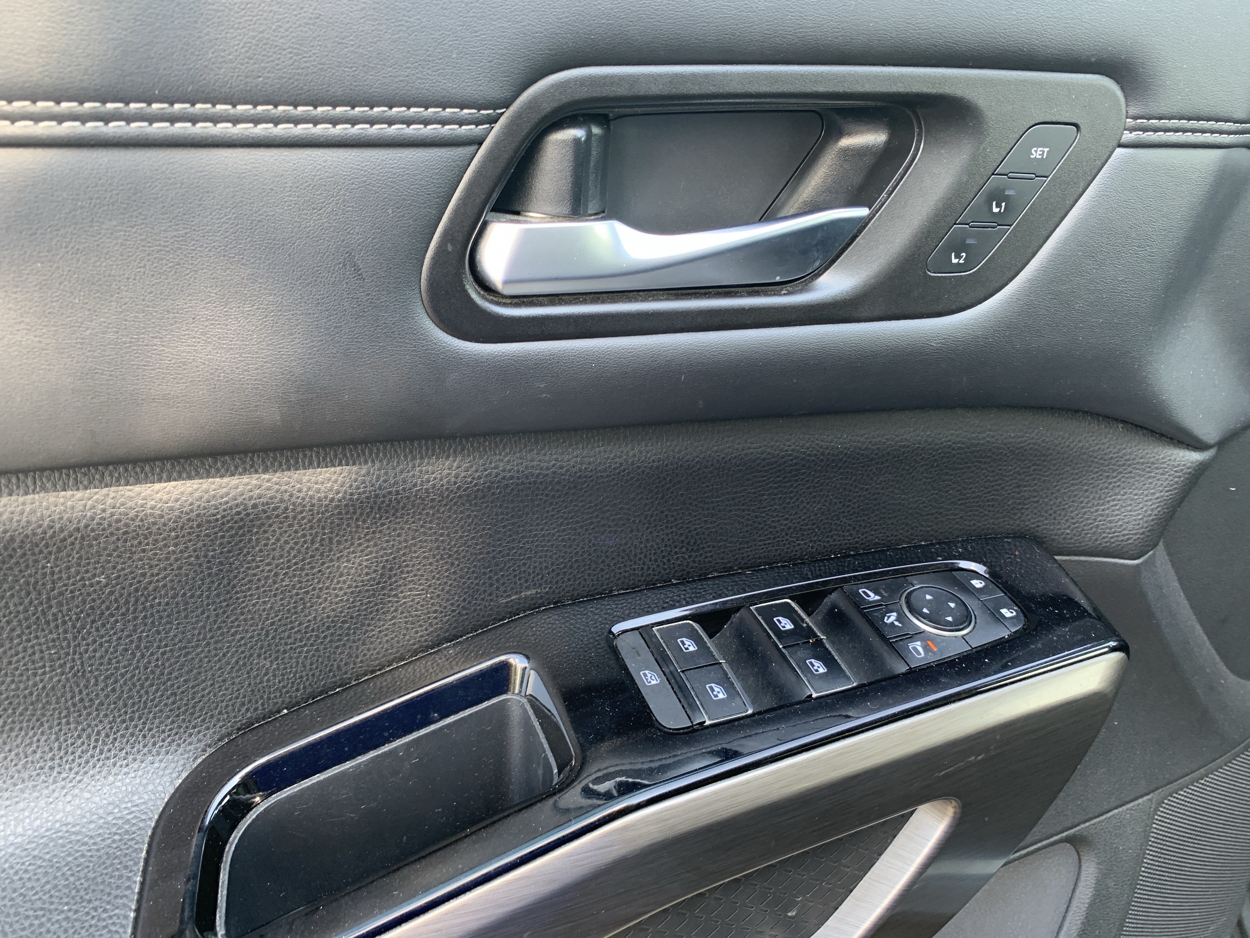Used 2022 Nissan Pathfinder Platinum w/ Cargo Package FWD image 15