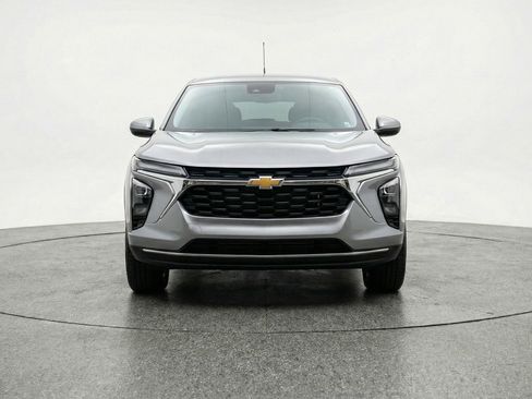 Used 2025 Chevrolet Trax LT w/ LT Convenience Package image 2
