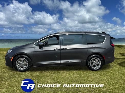 Used 2022 Chrysler Pacifica Limited image 3