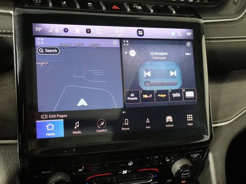 Used 2023 Jeep Grand Cherokee Limited w/ Black Appearance Package image 32