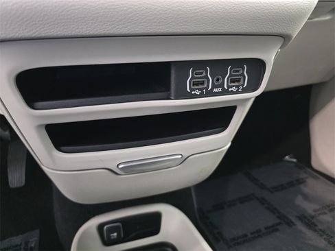 Certified 2023 Chrysler Pacifica Touring-L image 26