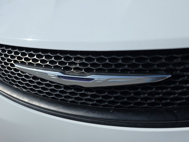Used 2018 Chrysler Pacifica L FWD image 9
