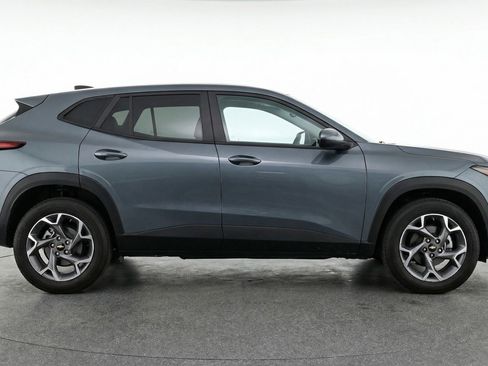 Used 2025 Chevrolet Trax LT image 11