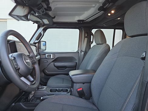 Used 2024 Jeep Wrangler Unlimited image 9