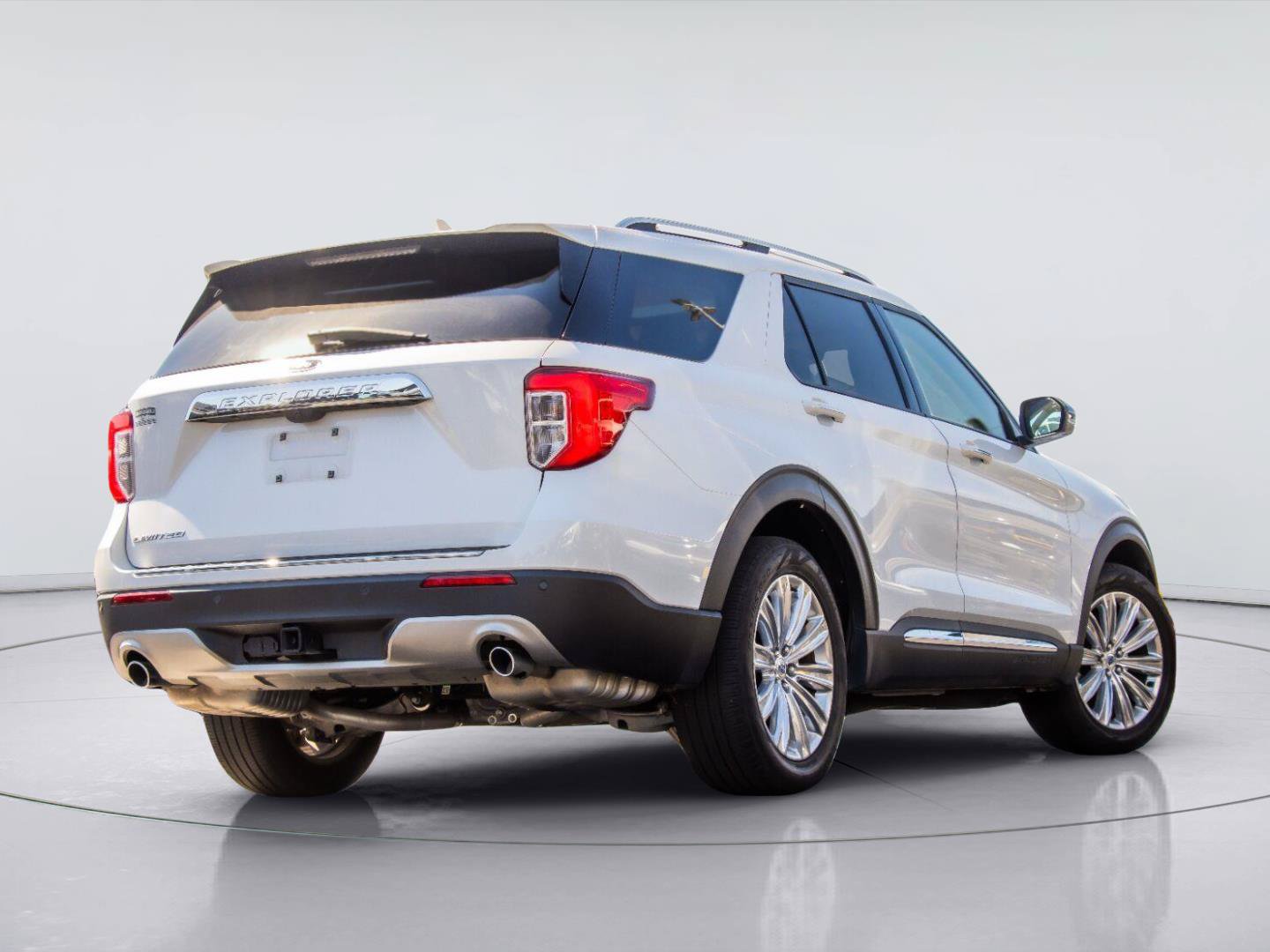 Used 2023 Ford Explorer Limited w/ Limited Technology Package RWD image 3