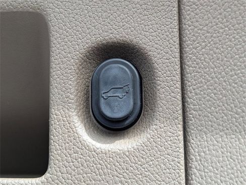 Used 2017 GMC Yukon SLT w/ Premium Edition image 15