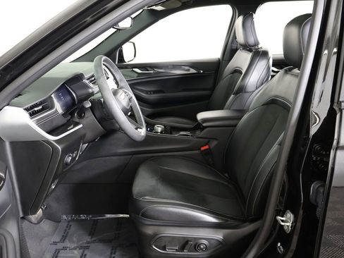 Used 2023 Jeep Grand Cherokee L Laredo image 29