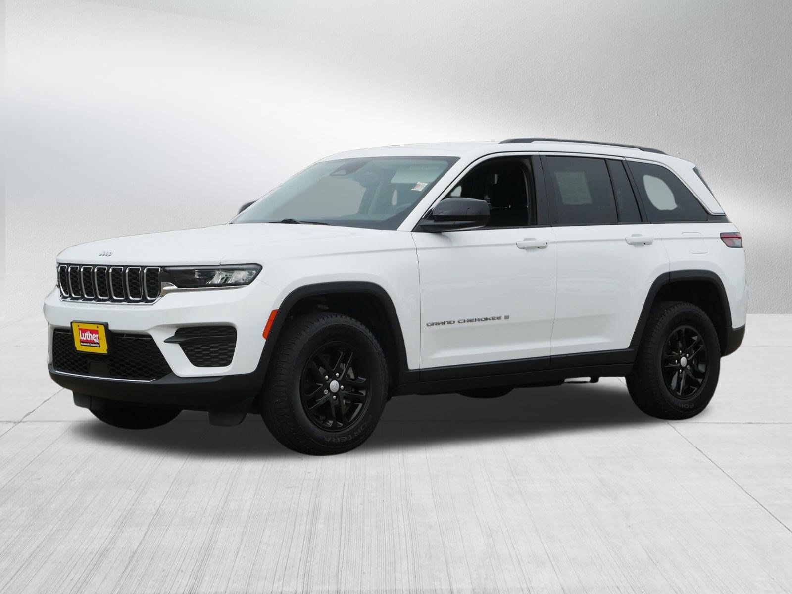 Used 2023 Jeep Grand Cherokee Laredo w/ Luxury Tech Group I AWD/4WD image 3