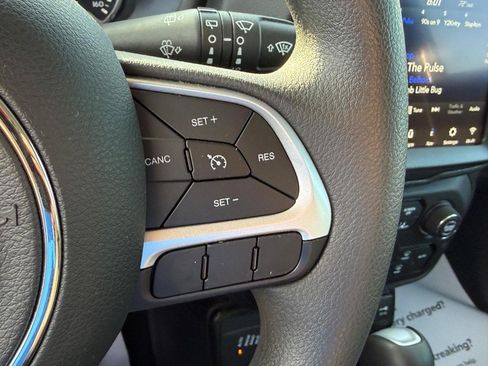 Used 2023 Jeep Renegade Latitude AWD/4WD image 18