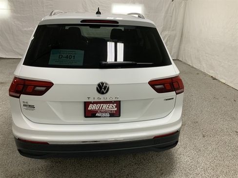 Used 2024 Volkswagen Tiguan SE w/ Panoramic Sunroof Package image 6