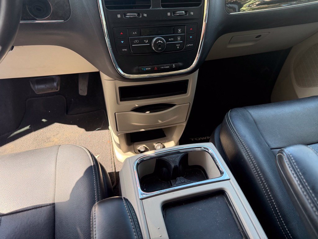 Used 2016 Chrysler Town & Country Touring FWD image 24