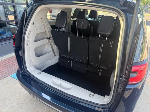 Used 2023 Chrysler Pacifica Touring-L FWD image 7