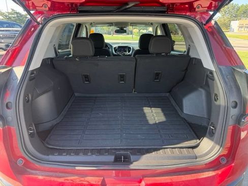 Used 2024 GMC Terrain SLE w/ Driver Convenience Package FWD image 8