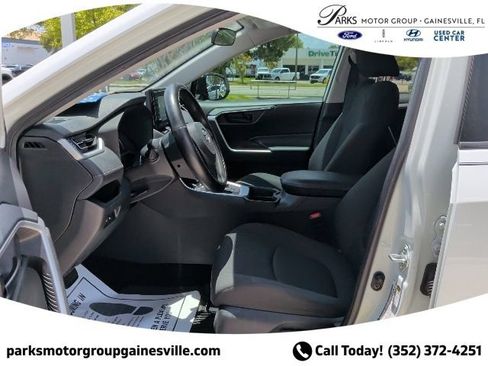Used 2021 Toyota RAV4 LE FWD image 15