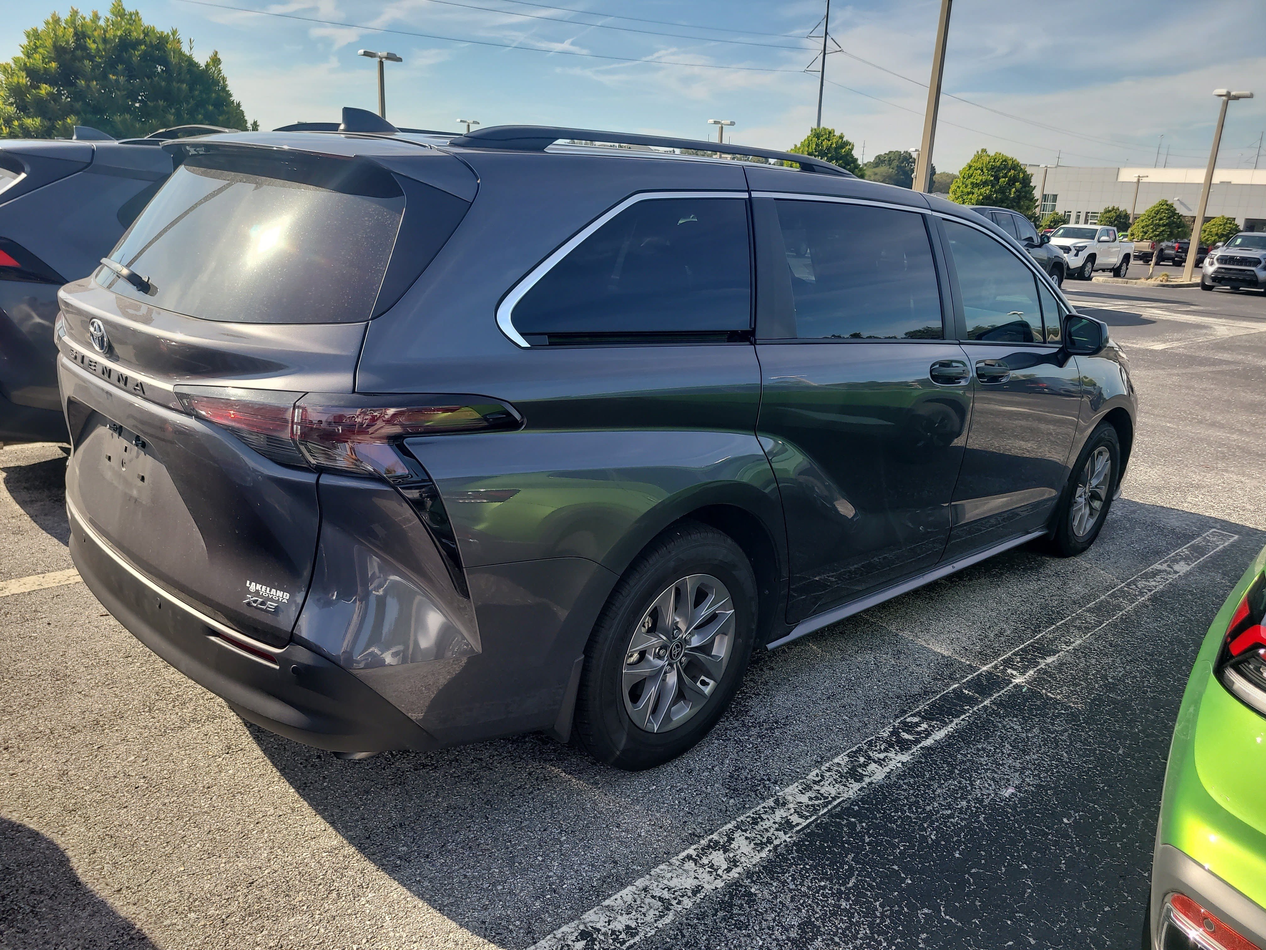 Used 2025 Toyota Sienna XLE FWD image 8