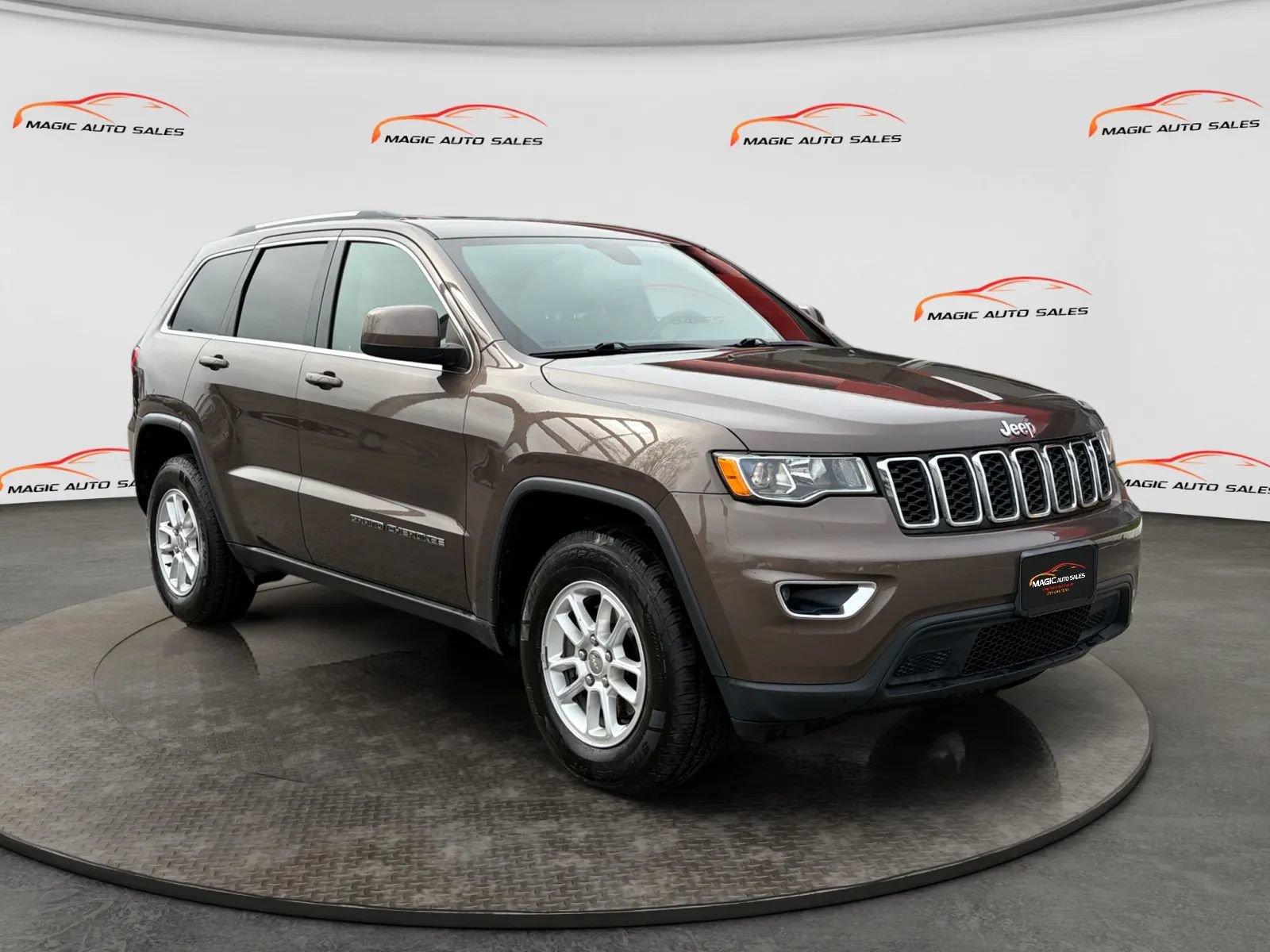 Used 2019 Jeep Grand Cherokee Laredo AWD/4WD image 5