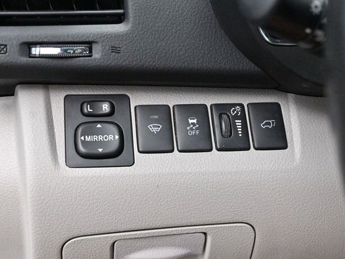 Used 2012 Toyota Highlander SE w/ Tow Pkg FWD image 26