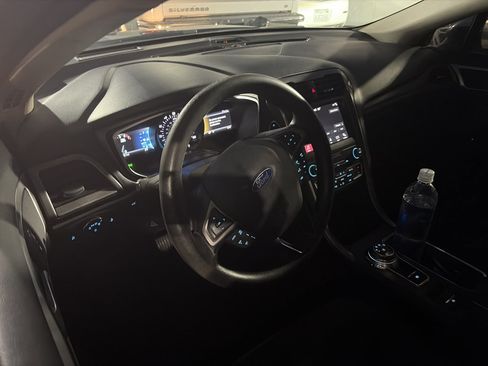 Used 2019 Ford Fusion SE FWD image 2