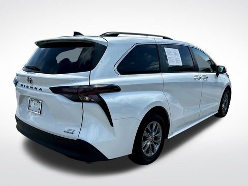 Used 2023 Toyota Sienna XLE image 6