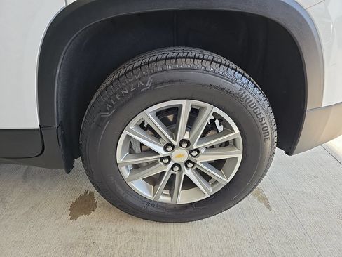 Certified 2023 Chevrolet Traverse LT FWD image 39