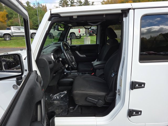 Used 2015 Jeep Wrangler Unlimited Sahara w/ Connectivity Group AWD/4WD image 16