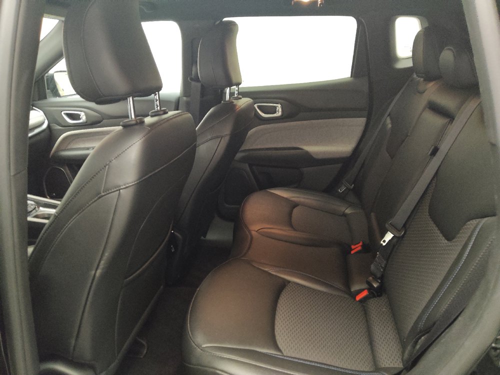 Used 2025 Jeep Compass Latitude w/ Sun & Sound Group AWD/4WD image 18