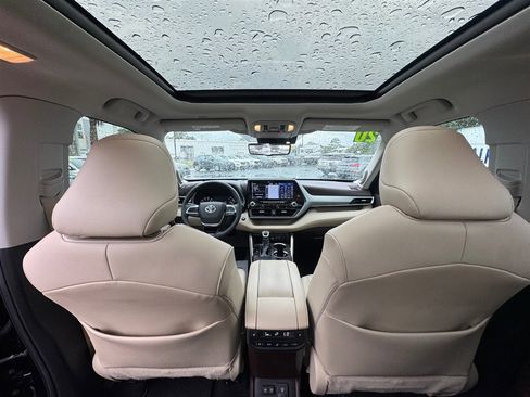 Used 2020 Toyota Highlander Platinum FWD image 24