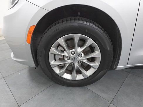 Used 2024 Chrysler Pacifica Touring-L image 26