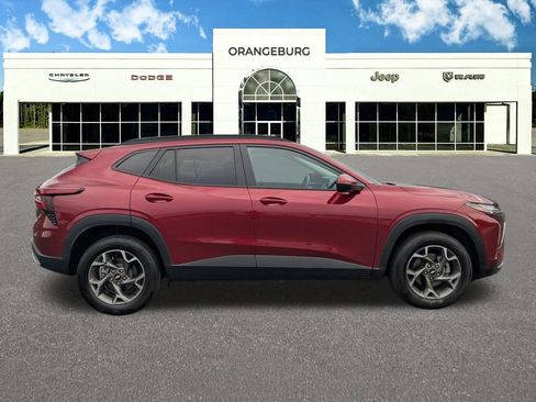 Used 2025 Chevrolet Trax LT FWD image 8