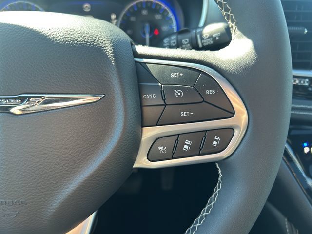 Used 2026 Chrysler Pacifica Limited FWD image 31