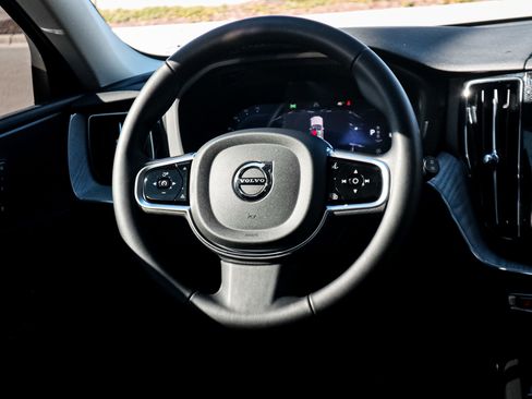 Used 2025 Volvo XC60 B5 Plus image 18