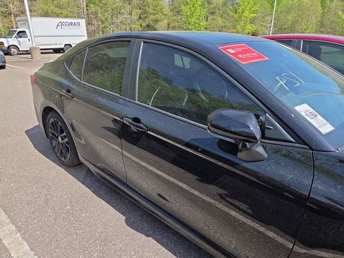 Used 2025 Toyota Camry SE image 2