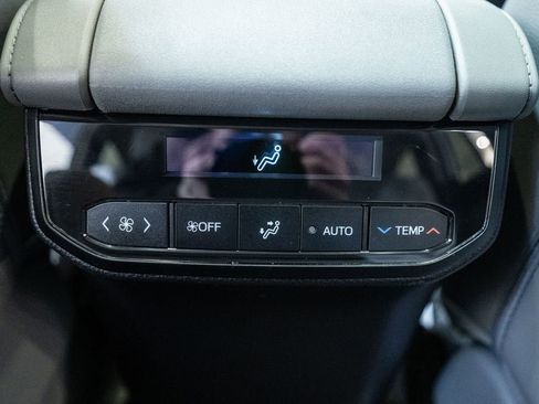 Used 2023 Toyota Highlander XLE image 32