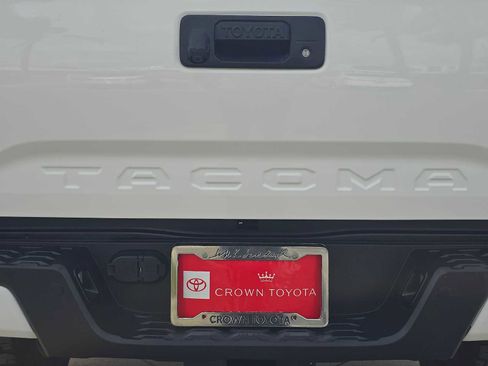 Used 2022 Toyota Tacoma TRD Off-Road w/ Technology Package AWD/4WD image 14
