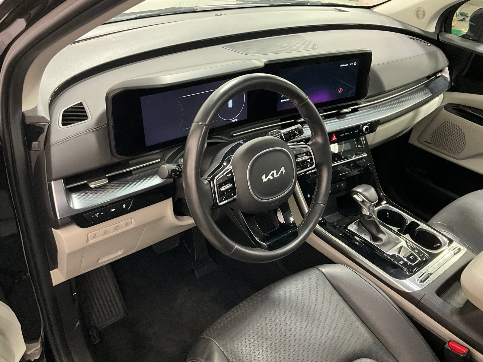 Used 2024 Kia Carnival SX Prestige FWD image 14