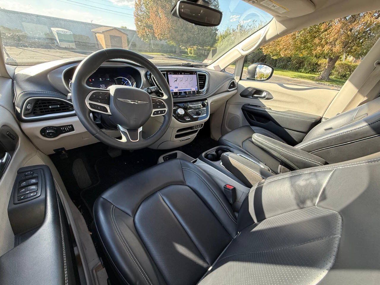 Used 2023 Chrysler Pacifica Touring-L FWD image 9