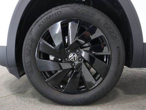 Used 2024 Volkswagen Atlas SE w/ Panoramic Sunroof Package image 5