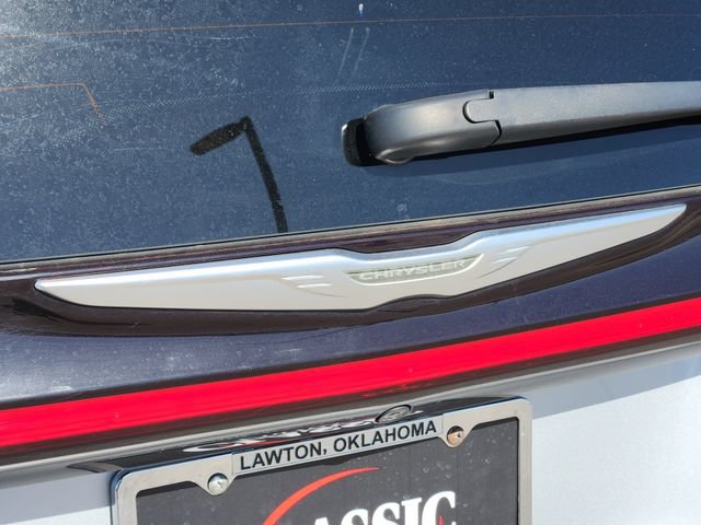 Used 2023 Chrysler Pacifica Touring-L FWD image 11