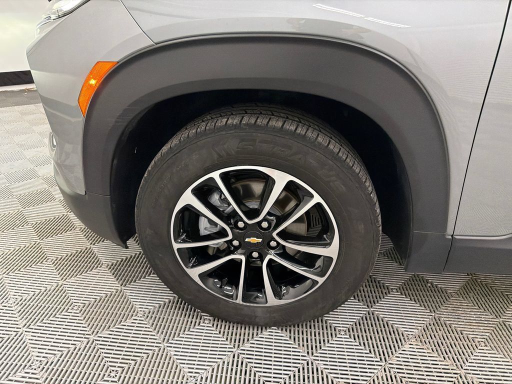 Used 2025 Chevrolet TrailBlazer LT FWD image 11