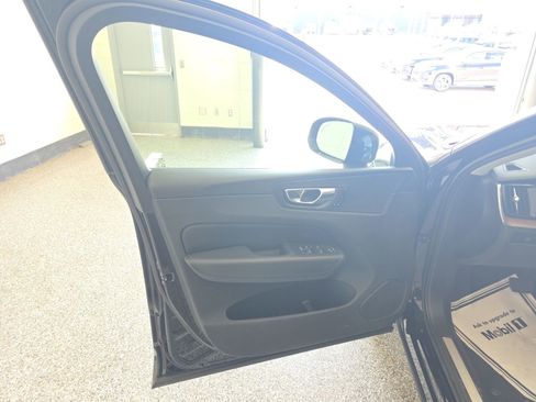 Used 2023 Volvo XC60 B5 Plus image 24