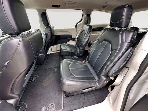 Used 2023 Chrysler Pacifica Touring-L FWD image 24