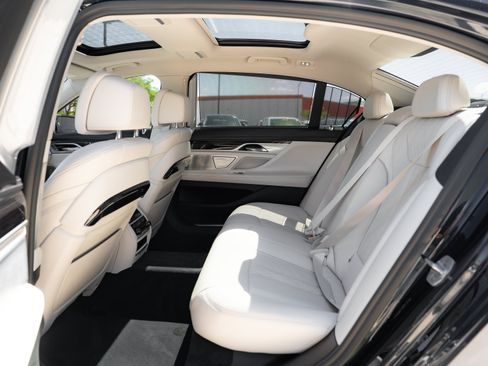 Used 2020 BMW 750i xDrive w/ Autobahn Package AWD/4WD image 24