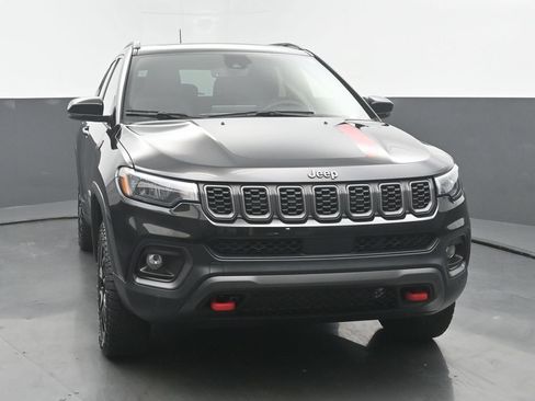 Used 2025 Jeep Compass Trailhawk w/ Sun & Sound Group AWD/4WD image 4