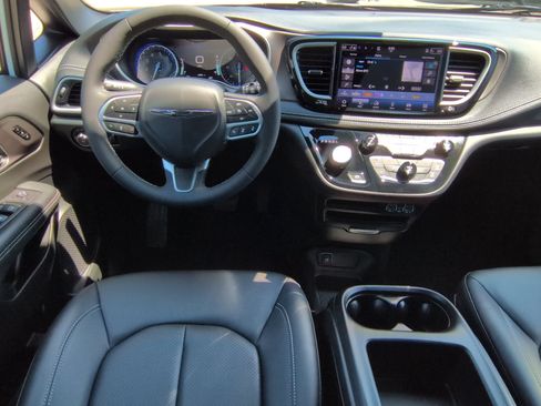 Used 2025 Chrysler Pacifica Select FWD image 14