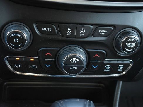 Used 2021 Jeep Cherokee Latitude Lux w/ Comfort/Convenience Group image 28