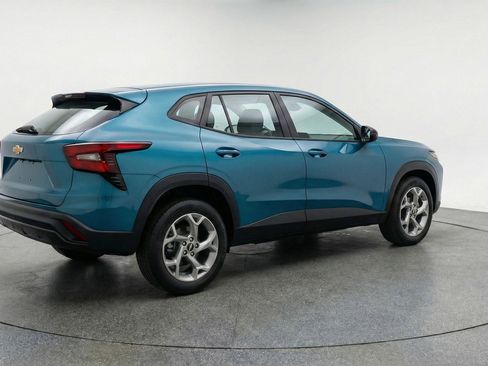 Used 2025 Chevrolet Trax LT w/ LT Convenience Package FWD image 9