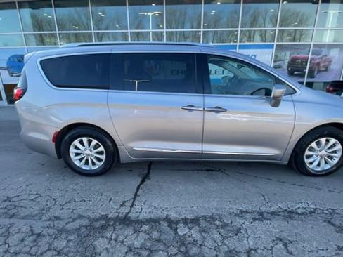 Used 2019 Chrysler Pacifica Touring-L image 9