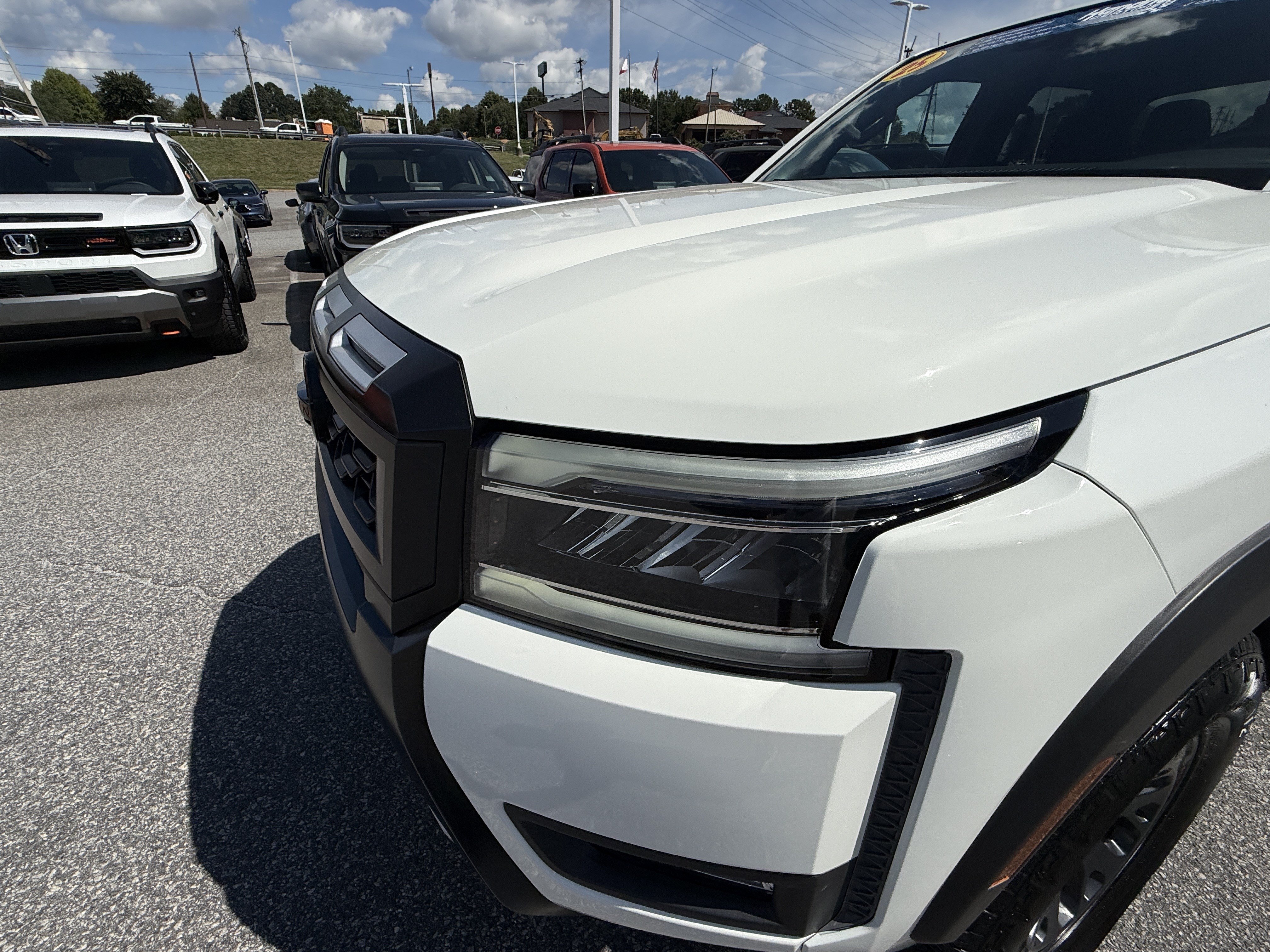 Used 2025 Nissan Frontier PRO-4X w/ Pro Convenience Package AWD/4WD image 6
