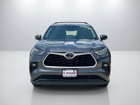 Used 2020 Toyota Highlander XLE FWD image 2