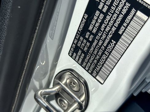 Certified 2024 Porsche Macan AWD/4WD image 27